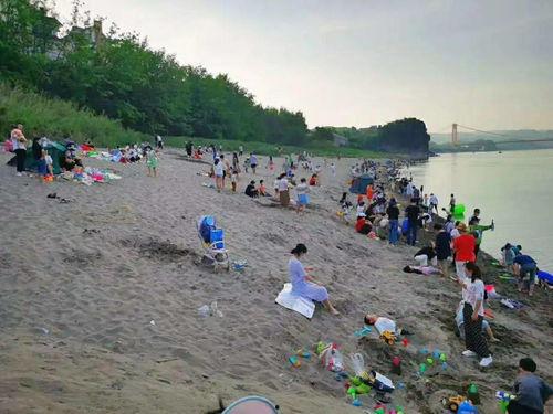 沙滩男网红,阳光、沙滩、比基尼，他的生活如此精彩